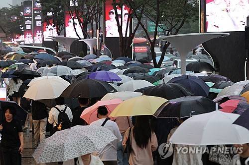 우산 쓴 시민들 [연합뉴스 제공]