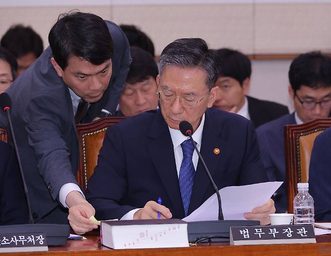 법사위 참석한 정성호 장관     (서울=연합뉴스) 류영석 기자 = 정성호 법무부 장관이 4일 서울 여의도 국회에서 열린 법제사법위원회 전체회의에 참석해 자료를 살피고 있다. 2025.9.4     ondol@yna.co.kr (끝)   <저작권자(c) 연합뉴스, 무단 전재-재배포, AI 학습 및 활용 금지> 연합뉴스