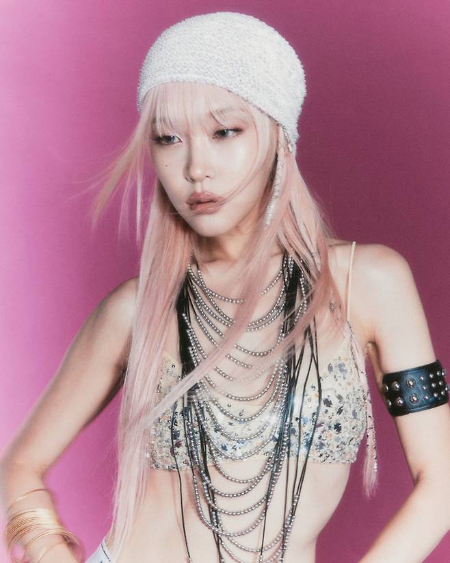 올해 7월 세 번째 싱글 '어딕티드'를, 8월 '어딕티드'의 리믹스 버전을 발매한 싱어송라이터 혜윤. 유니버설 뮤직 제공