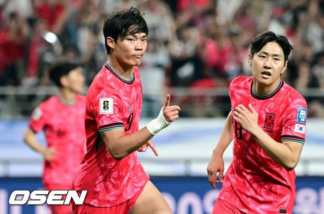 [OSEN=상암, 조은정 기자]서울월드컵경기장이 화려한 골 폭죽으로 물들었다. 홍명보호가 월드컵 예선 마지막 경기에서 팬들에게 시원한 대승을 선물했다.홍명보 감독이 이끄는 대한민국 축구대표팀은 10일 오후 8시 서울월드컵경기장에서 열린 2026 국제축구연맹(FIFA) 북중미 월드컵 아시아 3차 예선 조별리그 B조 10차전 최종전에서 쿠웨이트를 4-0으로 격파했다.후반 한국 오현규가 팀의 세 번째 골을 넣은 뒤 기뻐하고 있다. 2025.06.10 /cej@osen.co.kr