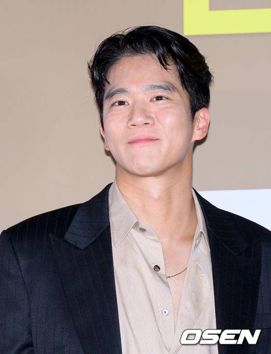 [OSEN=이대선 기자] 5일 서울 송파구 롯데시네마 월드타워점에서 영화 '전력질주' 언론시사회가 열렸다.영화 ‘전력질주’(감독 이승훈)는 현재를 달리는 남자와 미래를 달리는 남자, 시간을 달리는 그들의 완벽한 엔딩을 위한 전력질주를 그린 러닝드라마로 오는 9월 10일 롯데시네마에서 단독 개봉한다.배우 하석진이 포토타임을 가지고 있다. 2025.09.05 /sunday@osen.co.kr