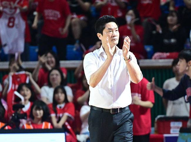 [OSEN=잠실학생체, 최규한 기자] 17일 오후 서울 잠실학생체육관에서 ‘2024-2025 KCC 프로농구’ 챔피언결정 7차전 서울 SK와 창원 LG의 경기가 열렸다.챔프 6차전까지 양 팀은 3승 3패로 팽팽하게 맞섰다. SK는 사상 첫 챔프전 리버스 스윕으로 통합 우승을, LG는 창단 첫 챔프전 우승을 노린다.3쿼터, SK 전희철 감독이 선수들의 플레이에 박수를 보내고 있다. 2025.05.17 / dreamer@osen.co.kr