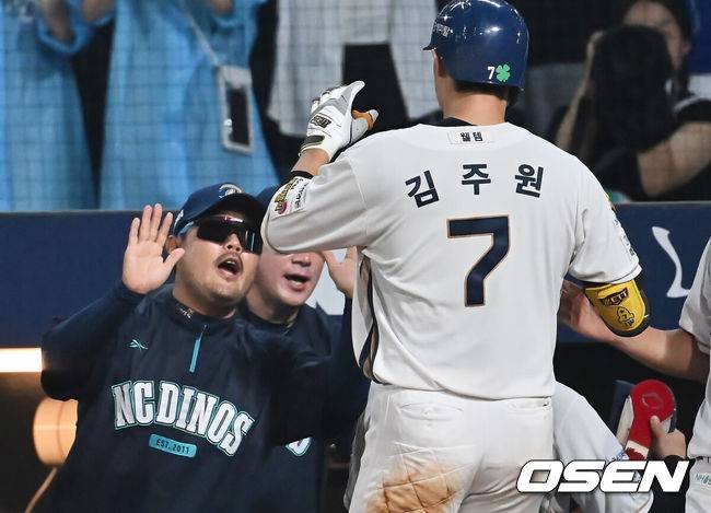 [OSEN=창원, 이석우 기자] 21일 창원NC파크에서 2025 신한 SOL 뱅크 KBO 리그 NC 다이노스와 삼성 라이온즈의 경기가 열렸다. 홈팀 NC는 로건이, 방문팀 삼성은 가라비토가 선발 출전했다. NC 다이노스 김주원이 7회초 2사 1루 우중원 역전 2점 홈런을 치고 하이파이브를 하고 있다. 2025.08.21 / foto0307@osen.co.kr