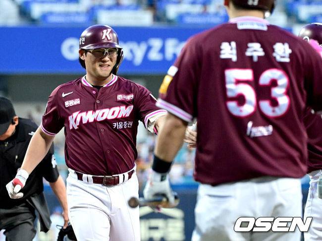 [OSEN=대구, 최규한 기자] 5일 대구삼성라이온즈파크에서 ‘2025 신한 SOL Bank KBO리그’ 삼성 라이온즈와 키움 히어로즈의 경기가 열렸다.홈팀 삼성은 최원태, 방문팀 키움은 정현우를 선발로 내세웠다.1회초 1사 주자없는 상황 키움 임지열이 선제 좌월 솔로포를 날리고 홈을 밟으며 기뻐하고 있다. 2025.09.05 / dreamer@osen.co.kr