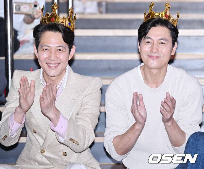 [OSEN=민경훈 기자] 27일 오후 서울시 강남구 메가박스 코엑스에서 영화 '헌트' 흥행 감사 무대 인사 및 앵콜 쇼케이스가 열렸다. 이 자리에는 감독 겸 배우 이정재와 배우&nbsp;정우성, 정만식이 참석했다.이정재와 정우성이 앵콜 쇼케이스에서 포토타임을 갖고 있다. 2022.08.27 /rumi@osen.co.kr