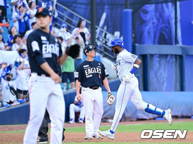 [OSEN=대구, 최규한 기자] 6일 대구삼성라이온즈파크에서 ‘2025 신한 SOL Bank KBO리그’ 삼성 라이온즈와 한화 이글스의 경기가 열렸다.홈팀 삼성은 이승현, 방문팀 한화는 문동주를 선발로 내세웠다.2회말 무사 선두타자로 나선 삼성 디아즈가 추격의 좌중간 솔로포를 날리고 그라운드를 돌고 있다. 2025.09.06 / dreamer@osen.co.kr