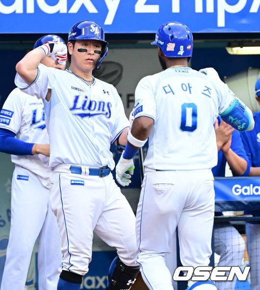 [OSEN=대구, 최규한 기자] 6일 대구삼성라이온즈파크에서 ‘2025 신한 SOL Bank KBO리그’ 삼성 라이온즈와 한화 이글스의 경기가 열렸다.홈팀 삼성은 이승현, 방문팀 한화는 문동주를 선발로 내세웠다.2회말 무사 선두타자로 나선 삼성 디아즈가 추격의 좌중간 솔로포를 날리고 홈을 밟은 뒤 강민호와 기뻐하고 있다. 2025.09.06 / dreamer@osen.co.kr