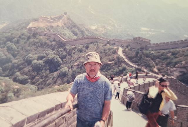 ▲ 만리장성을 오르는 권오록 기부자. ⓒ푸르메재단