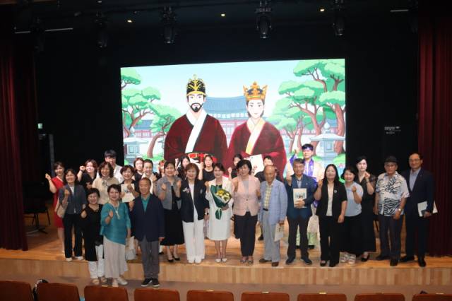 ▲김민서 여사를 비롯한 김해여성복지회원들이 기념촬영을 하고 있다. ⓒ프레시안(조민규)