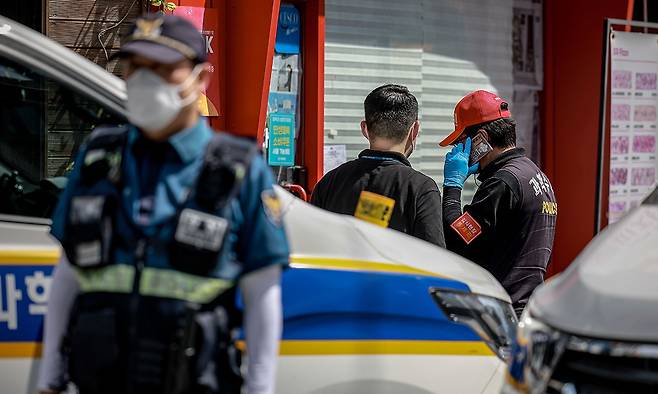 지난 3일 서울 관악구 신림동 칼부림 사건 현장에서 과학수사대가 현장조사를 하고 있다. 뉴시스