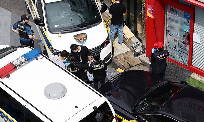 지난 3일 흉기난동 사건이 발생한 서울 관악구 조원동의 한 주택가에서 경찰이 현장을 조사하고 있다. 뉴스1