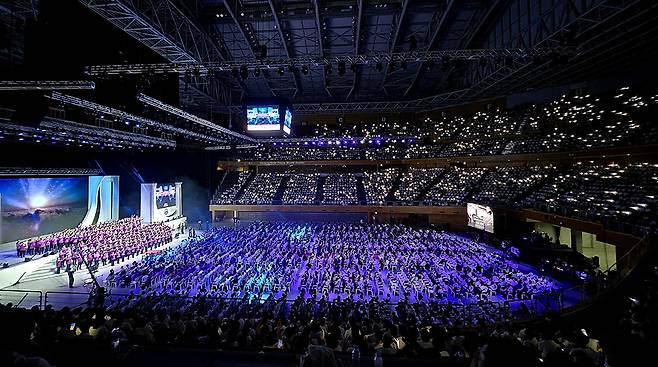 5일&nbsp;경기&nbsp;가평군 청심평화월드센터에서 한국, 일본, 미국, 유럽, 아시아 등 중심 신도 3만여 명이 참석한 가운데 문선명 세계평화통일가정연합 총재 추모 13주기&nbsp;특별기도회가 열리고 있다. 가정연합 제공