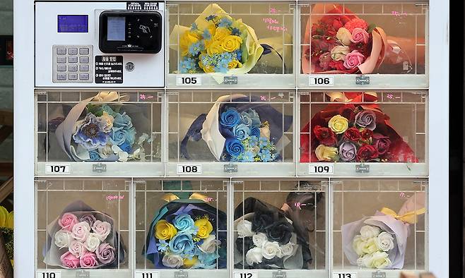 꽃집 앞 꽃 자판기. 24시간 운영된다. 조화지만 찾는 이들이 꽤 있다. 크리스마스 날엔 완판했다고 한다.