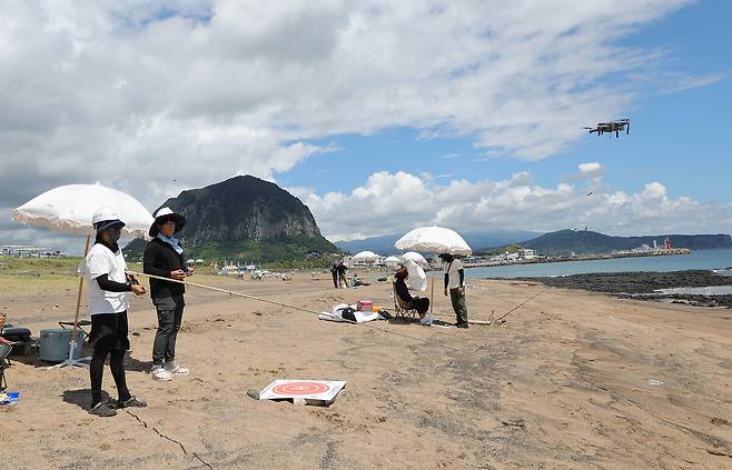 6일 제주 서귀포시 안덕면 사계해변에서 제주도와 세계일보가 공동 주최한 전국드론낚시대회 인 제주에서 참석자들이 드론낚시를 하고 있다.