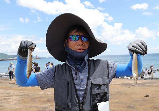 6일 제주 서귀포시 안덕면 사계해변에서 제주도와 세계일보가 공동 주최한 전국드론낚시대회 인 제주에서 한 참석자가 잡은 고기를 들어보이고 있다.