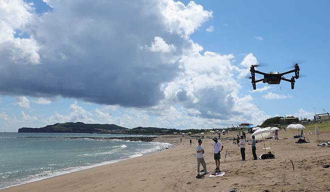 6일 제주 서귀포시 안덕면 사계해변에서 제주도와 세계일보가 공동 주최한 전국드론낚시대회 인 제주에서 참석자들이 드론낚시를 하고 있다.