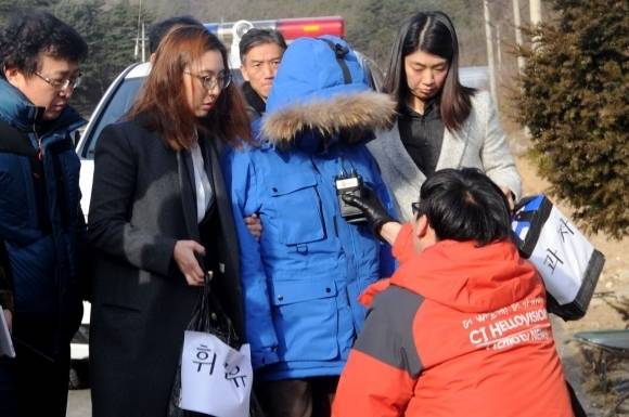 일가족 4명을 살해한 여성 이씨가 2015년 1월 현장검증에 나서며 취재진의 질문에 답하고 있다.  뉴스1