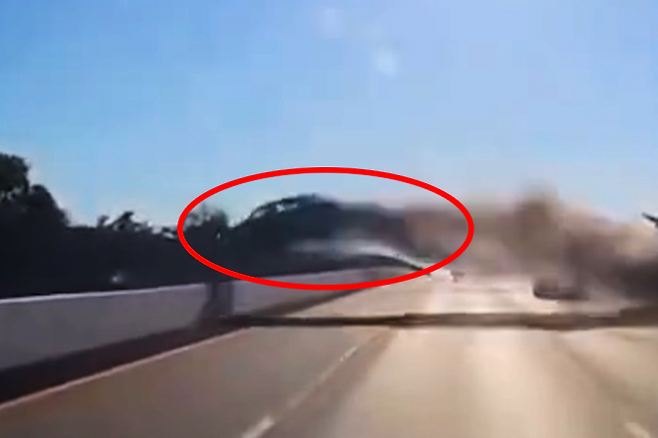 3일(현지시간) 미국 뉴욕에서 70대 남성 운전자가 몰던 차량이 ‘공중 부양’한 채 왕복 6차선 도로를 가로지르는 아찔한 사고가 발생했다. 엑스(X) 캡처