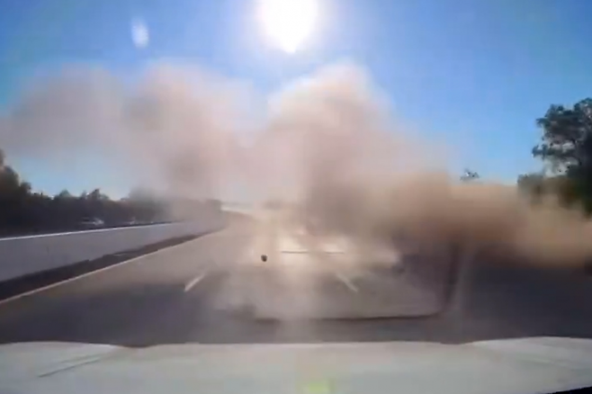 3일(현지시간) 미국 뉴욕에서 70대 남성 운전자가 몰던 차량이 ‘공중 부양’한 채 왕복 6차선 도로를 가로지르는 아찔한 사고가 발생했다. 엑스(X) 캡처