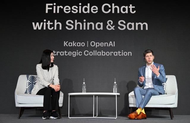 정신아(왼쪽) 카카오 대표와 샘 올트먼 오픈AI 최고경영자(CEO)가 올해 2월 양 사의 전략적 제휴를 발표하며 개최한 기자 간담회에서 얘기하고 있다. 권욱 기자