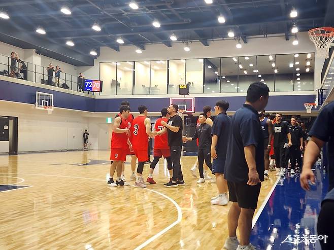 현대모비스는 5일 일본 나가사키 해피니스 아레나 보조 경기장에서 열린 나가사키와 연습경기에서 70-72로 석패했다. 그러나 양동근 감독은 만족하지 않고, 팀이 나아갈 방향을 짚었다. 나가사키(일본)｜박정현 기자 pjh60800@donga.com