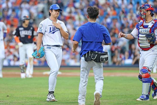 6일 대구 한화전에서 쇄골의 불편함을 호소하는 삼성 양창섭. 삼성 라이온즈 제공