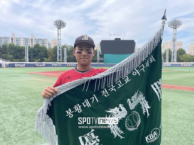 ▲전주고 3학년이던 지난해 봉황대기 최우수선수상을 받은 서영준. ⓒ 스포티비뉴스 DB