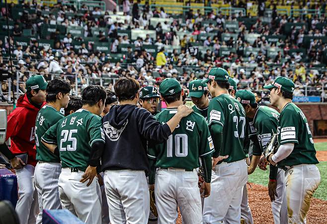 ▲ SK 시절부터 선후배 문화가 잘 형성되어 있는 SSG는 그 전통을 잘 이어 가며 팀의 원동력으로 삼고 있다 ⓒSSG랜더스