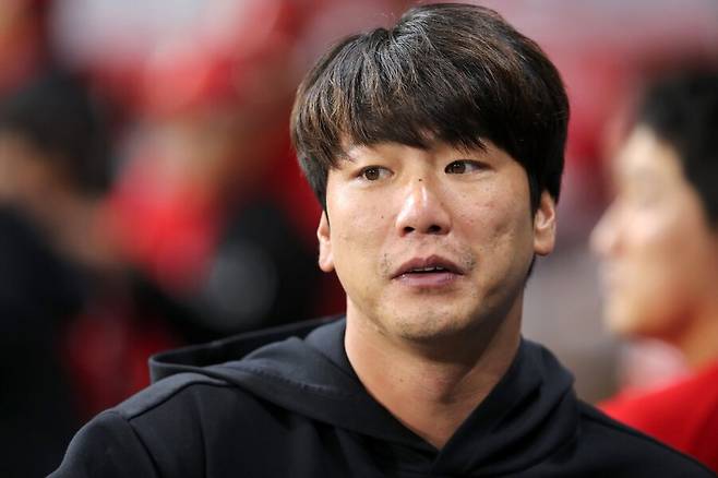 ▲ 주장 김광현은 후배들에게 기술적인 조언은 물론 팀을 하나로 묶는 탁월한 리더십을 과시했다 ⓒSSG랜더스