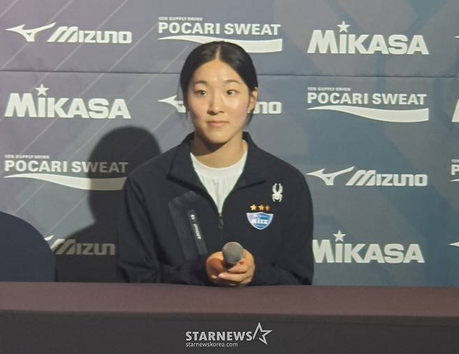 최윤영이 지난 5일  서울 강서구 메이필드 호텔에서 열린 '2025~26시즌 한국배구연맹(KOVO) 여자 신인 드래프트' 전체 4순위로 뽑힌 뒤 인터뷰에 임하고 있다. /사진=박재호 기자