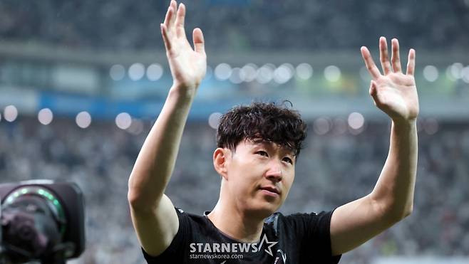 토트넘 손흥민이 지난달 3일 서울월드컵경기장에서 열린 '2025 쿠팡플레이시리즈 토트넘 홋스퍼와 뉴캐슬 유나이티드 경기를 마무리 한후 그라운드를 돌며 인사를 하고 있다. /사진=강영조 선임기자