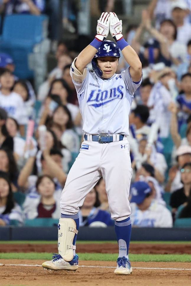 5일 키움전서 안타를 친 뒤 세리머니를 하고 있는 김지찬. /사진=삼성 라이온즈