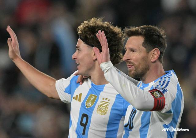 리오넬 메시(오른쪽)의 골 세리머니. /AFPBBNews=뉴스1