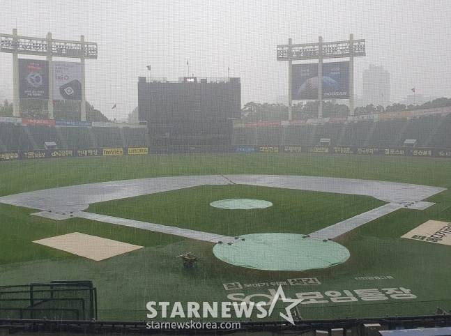 폭우가 쏟아지는 잠실야구장. /사진=김동윤 기자