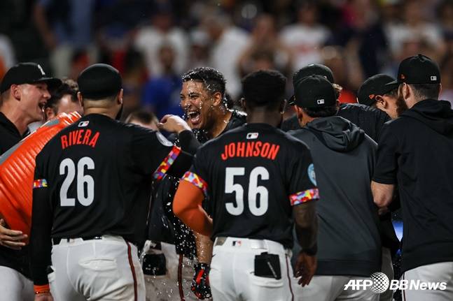 끝내기 홈런으로 승리한 볼티모어 선수들이 함께 기뻐하고 있다. /AFPBBNews=뉴스1