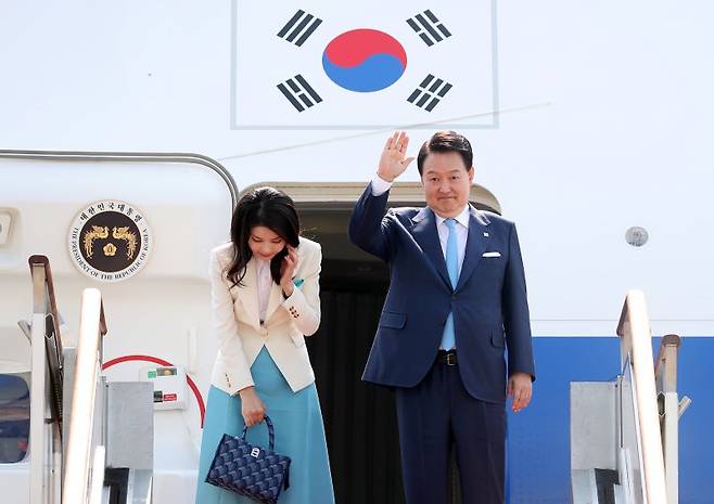 윤석열 전 대통령과 부인 김건희씨가 성남 서울공항에서 공군 1호기에 탑승 전 인사하고 있다. [사진 | 뉴시스]
