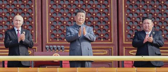 김정은 북한 국무위원장과 시진핑 중국 국가주석, 블라디미르 푸틴 러시아 대통령(오른쪽부터)이 9월 3일 베이징 톈안먼 망루에서 중국 전승절 80주년 열병식을 지켜보며 박수를 치고 있다. 북·중·러 정상이 한자리에 모인 것은 1959년 중화인민공화국 건국 10주년 열병식 이후 66년 만이다. 뉴시스&nbsp;