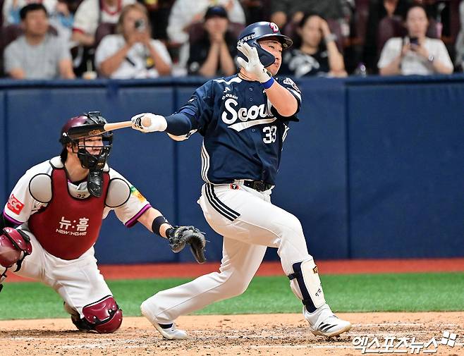 1일 오후 서울 구로구 고척스카이돔에서 열린 '2025 신한 SOL Bank KBO리그' 두산 베어스와 키움 히어로즈의 경기, 9회초 무사 1루 두산 김인태가 우전안타를 날리고 있다. 엑스포츠뉴스 DB