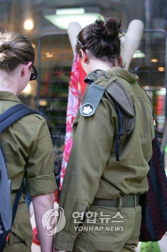 이스라엘 텔아비브 번화가의 이스라엘 여군 [연합뉴스 사진]