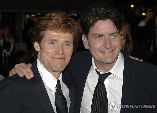 2006년 영화 '플래툰' 20주년 기념 행사 참석한 찰리 신(오른쪽)과 윌렘 대포 [EPA 연합뉴스 자료사진. 재판매 및 DB 금지]