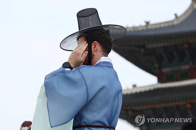 '더워도 멋있으니까' (서울=연합뉴스) 서대연 기자 = 한국 문화 열풍이 이어지고 있는 가운데 지난달 31일 서울 종로구 경복궁에서 갓을 쓰고 한복을 입은 관광객이 땀을 닦고 있다. 2025.9.6 dwise@yna.co.kr