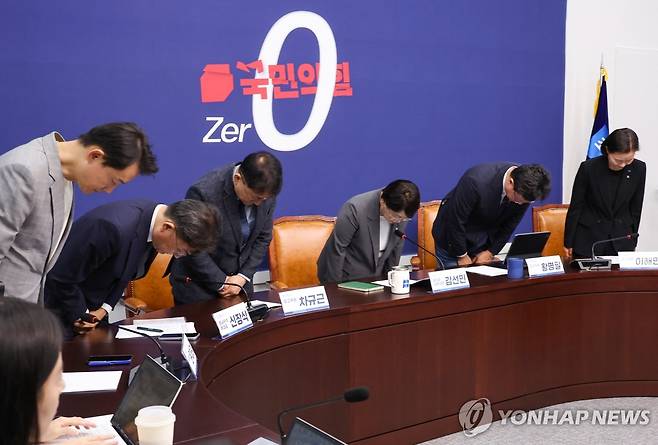 성비위 사건 고개숙인 조국혁신당 (서울=연합뉴스) 황광모 기자 = 조국혁신당 김선민 당 대표 권한대행을 비롯한 소속 의원들이 5일 국회에서 열린 현안 관련 기자간담회에서 당내 성비위 사건과 관련해 고개숙여 사과하고 있다. 2025.9.5 hkmpooh@yna.co.kr