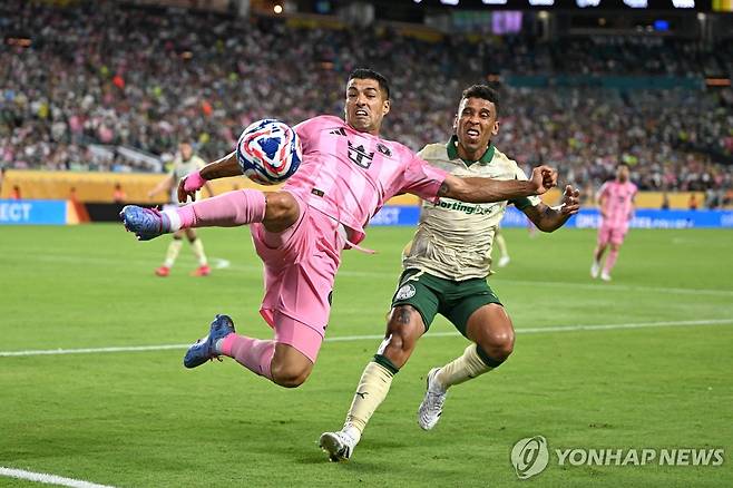 수아레스(왼쪽)의 경기 장면. [AFP=연합뉴스]