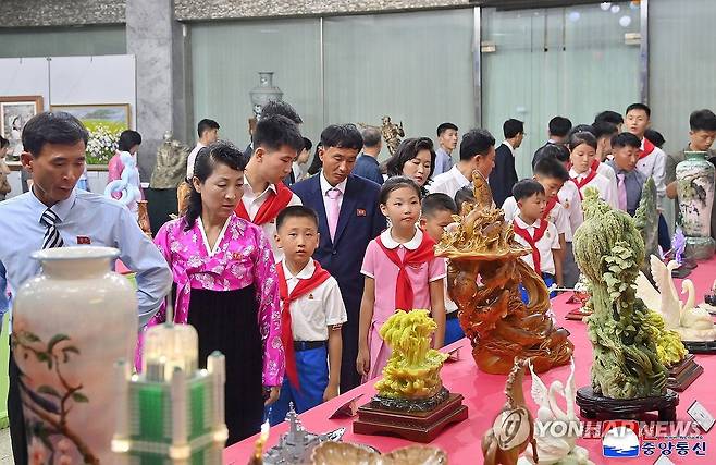 북한, 정권 수립 77주년 전국조각·공예축전 개막 (평양 조선중앙통신=연합뉴스) 북한은 정권 수립 77주년(9·9절)을 맞아 제6차 전국조각·공예축전을 지난 4일 평양국제문화회관에서 개막했다고 조선중앙통신이 5일 보도했다. 2025.9.5 
    [국내에서만 사용가능. 재배포 금지. For Use Only in the Republic of Korea. No Redistribution] nkphoto@yna.co.kr