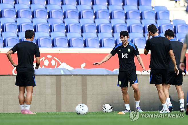 훈련하는 손흥민 (해리슨[미국 뉴저지주]=연합뉴스) 윤동진 기자 = 한국 축구 국가대표 손흥민을 비롯한 선수들이 5일(현지시간) 미국 뉴저지주 해리슨 스포츠일러스트레이티드 스타디움에서 열린 공식 훈련에 집중하고 있다. 2025.9.6 mon@yna.co.kr