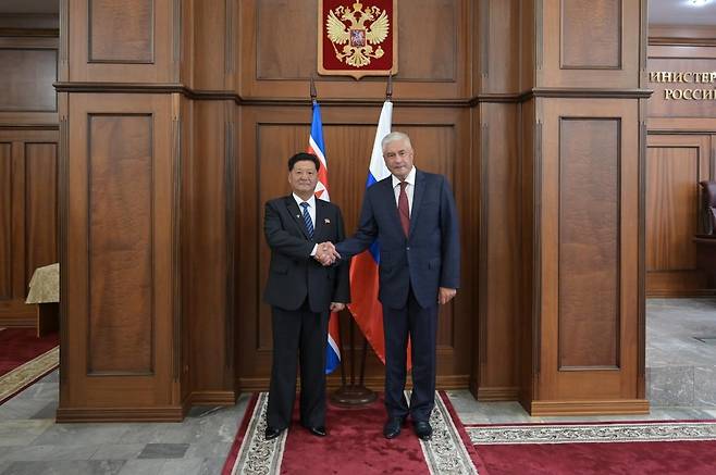 북한 사회안전성, 러시아 내무부와 치안 협정 체결 (서울=연합뉴스) 방두섭 북한 사회안전상(장관)과 블라디미르 콜로콜체프 러시아 내무부 장관은 2일(현지시간) 모스크바에서 만나 실무회담을 열고 협정을 체결했다고 주북 러시아 대사관이 텔레그램 채널을 통해 밝혔다. 2025.9.6 [주북 러시아대사관 텔레그램채널]