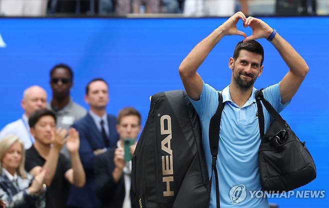 경기에 패한 뒤 퇴장하는 조코비치 [AFP=연합뉴스]