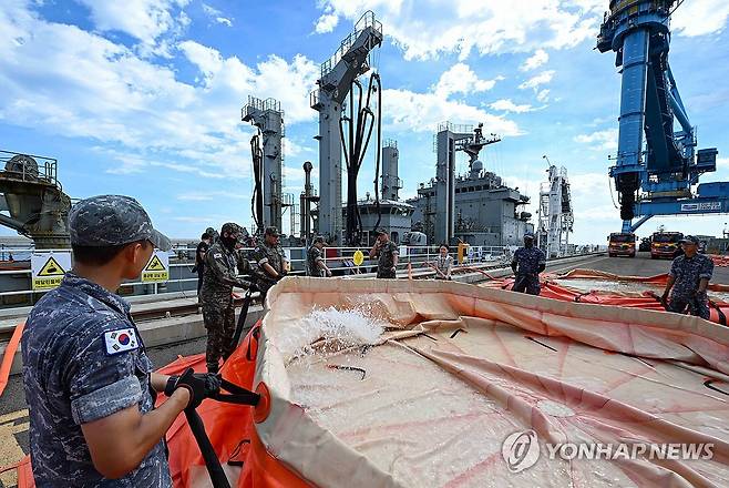 '가뭄 극복 기원'…해군, 군수지원함 투입 (강릉=연합뉴스) 6일 강원 강릉시 안인항 화력발전소 하역 부두에서 군수지원함 대청함 승조원과 해군 장병들이 이동식 저수조에 청수를 공급하고 있다. 2025.9.6 [해군 1함대사령부제공. 재판매 및 DB 금지] ryu@yna.co.kr