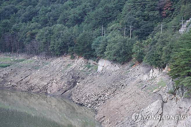 메말라가는 오봉저수지 (강릉=연합뉴스) 류호준 기자 = 6일 강원 강릉시 주 상수원인 오봉저수지가 점점 바닥을 드러내고 있다. 2025.9.6 ryu@yna.co.kr