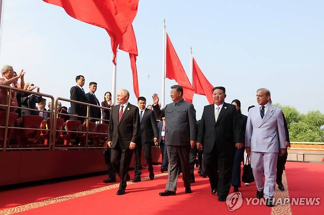 중국 전승절 열병식에 참석한 샤리프 파키스탄 총리 지난 3일(현지시간) 중국 베이징 톈안먼 광장에서 열린 '항일전쟁 및 세계 반파시스트 전쟁 승리(전승절)' 80주년 기념 열병식 행사에 참석한 셰바즈 샤리프 파키스탄 총리(오른쪽 첫번째)가 블라디미르 푸틴 러시아 대통령, 시진핑 중국 국가주석, 김정은 북한 국무위원장 등과 함께 걷고 있다. 2025.09.06
[로이터 연합뉴스 자료사진. 재판매 및 DB 금지]
